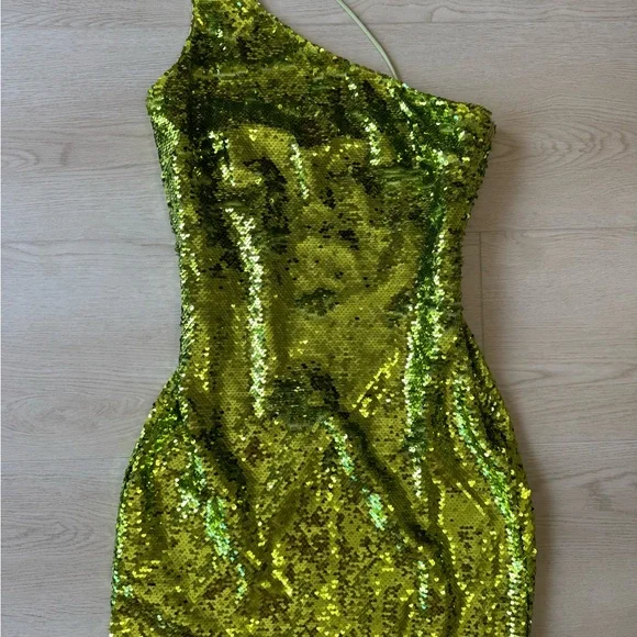 green emerald velvet dress Lujen Embellished Sequin Maxi Dress main image 0
